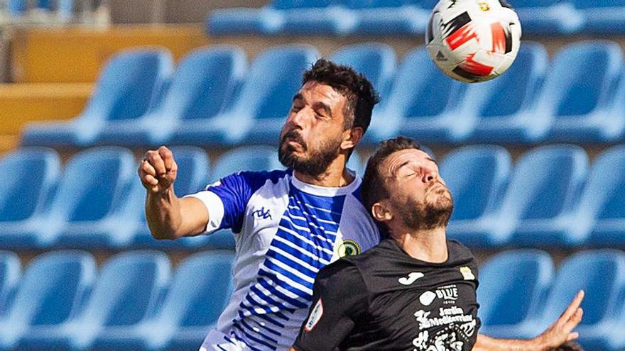 Moisés despeja de cabeza en el partido ante la Peña Deportiva; a la derecha, Teo Quintero marca el domingo a Juan Antonio de La Nucía.