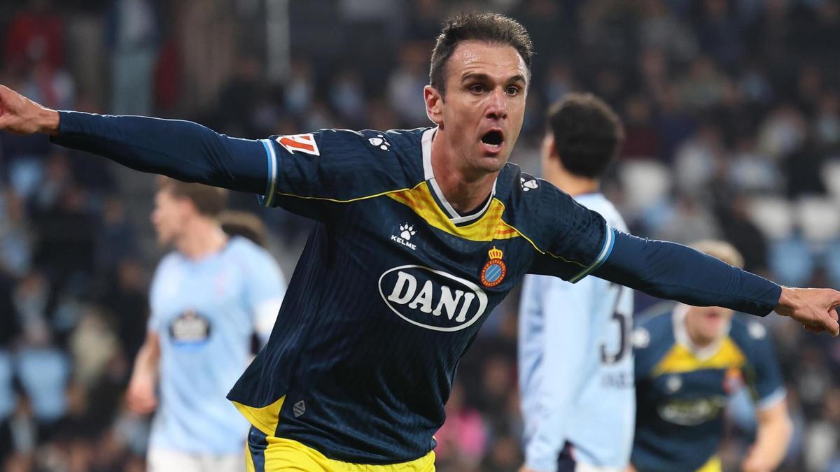 Kike García celebra su gol ante el Celta en Vigo.