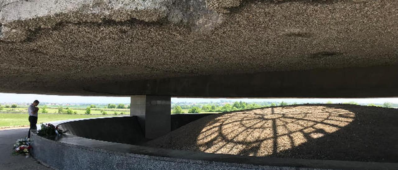 Uno de los visitantes al Lugar de la Memoria y Museo de Majdanek reza delante del mausoleo del recinto donde se apila ocho toneladas de cenizas de las víctimas del campo de exterminio.