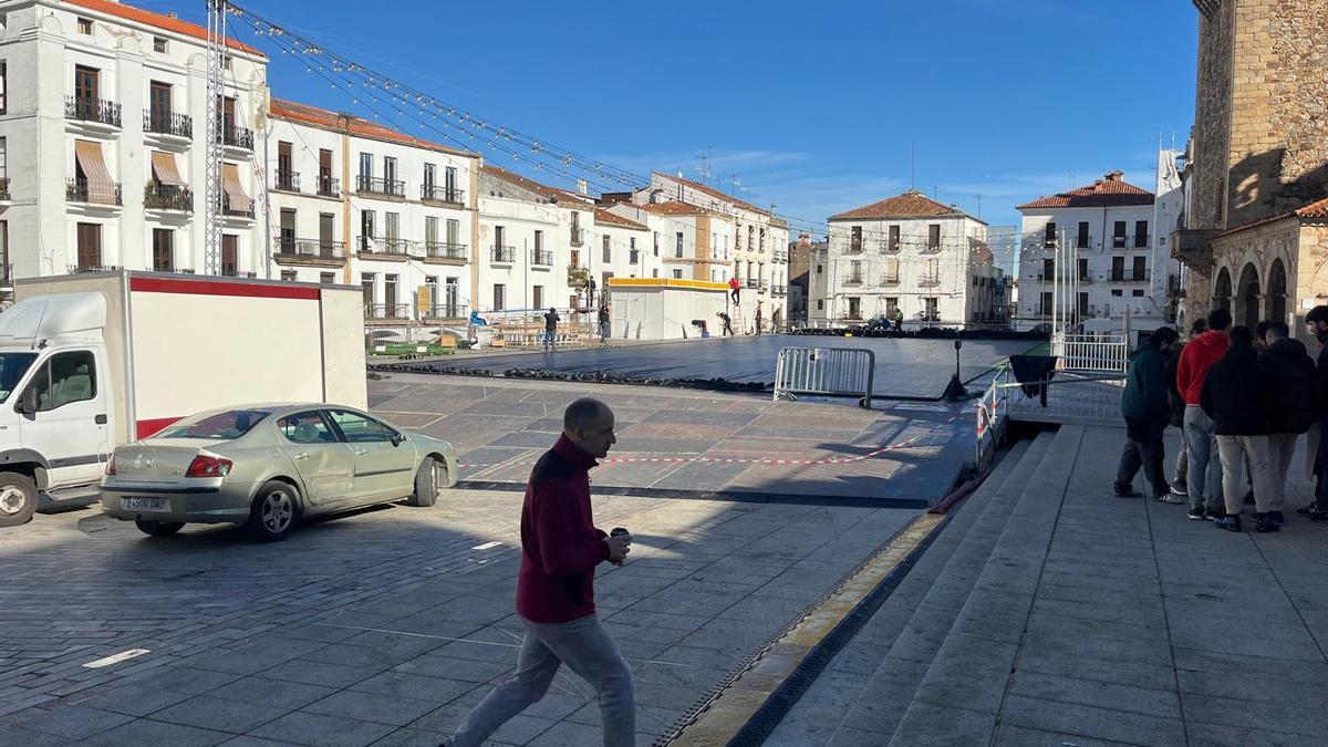 Imagen de este viernes sobre el montaje de la pista de hielo en la plaza Mayor de Cáceres.