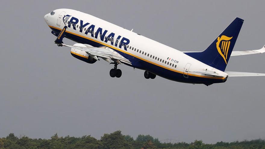 Un avión de Ryanair en pleno despegue.