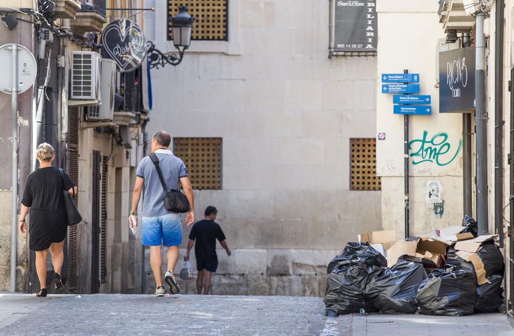 La basura no se retira hasta media mañana en el Barrio por la huelga de celo de la limpieza