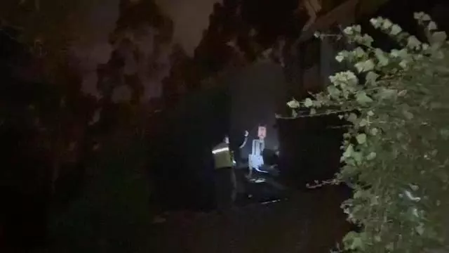 Guardias Civiles y operarios de Adif inspeccionan el tren de mercancías parado en A Barcala