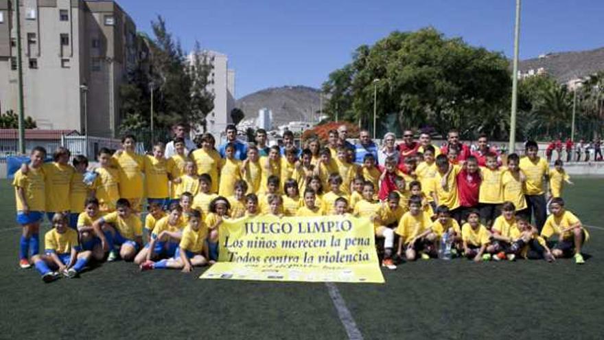 Los niños merecen la pena. Los jugadores del CD Árbol Bonito y CD Valsequillo, junto a presidentes de varios clubes de la Isla y Antonio González, se unen para solicitar, en sus encuentros de liguilla, un mayor compromiso para extirpar los actos violentos de los terrenos de juego. Ataviados con camisetas de apoyo, se unieron sobre el tapete verde de la Vega de San José.