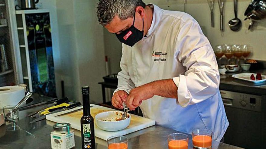 Aleix Viada haciendo gazpacho con goma garrofín. | P. J. OLIVER