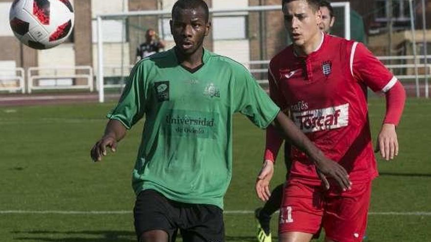 El estudiantil Maoudu trata de controlar el balón ante Semedo.