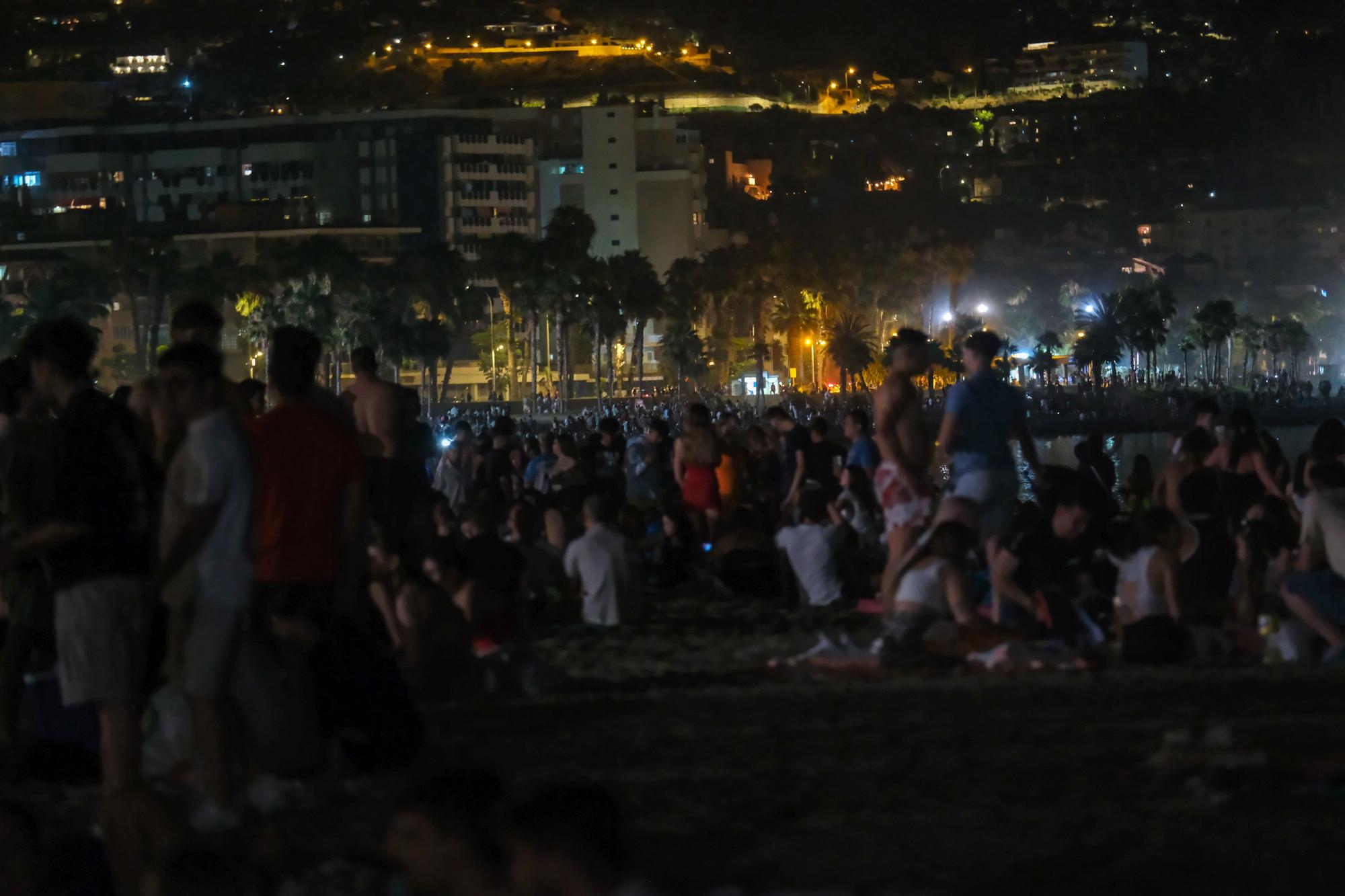 Málaga celebra una noche de San Juan llenando las playas de hogueras y fiesta