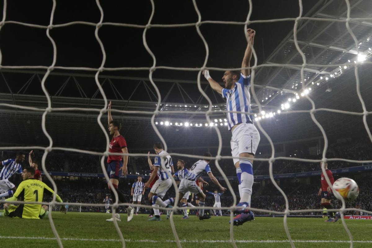 La Real Sociedad celebra su gol a Osasuna.