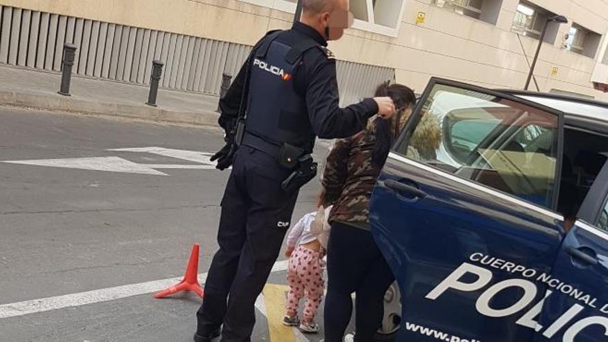 La mujer a su llegada a la Comisaría de Alicante.