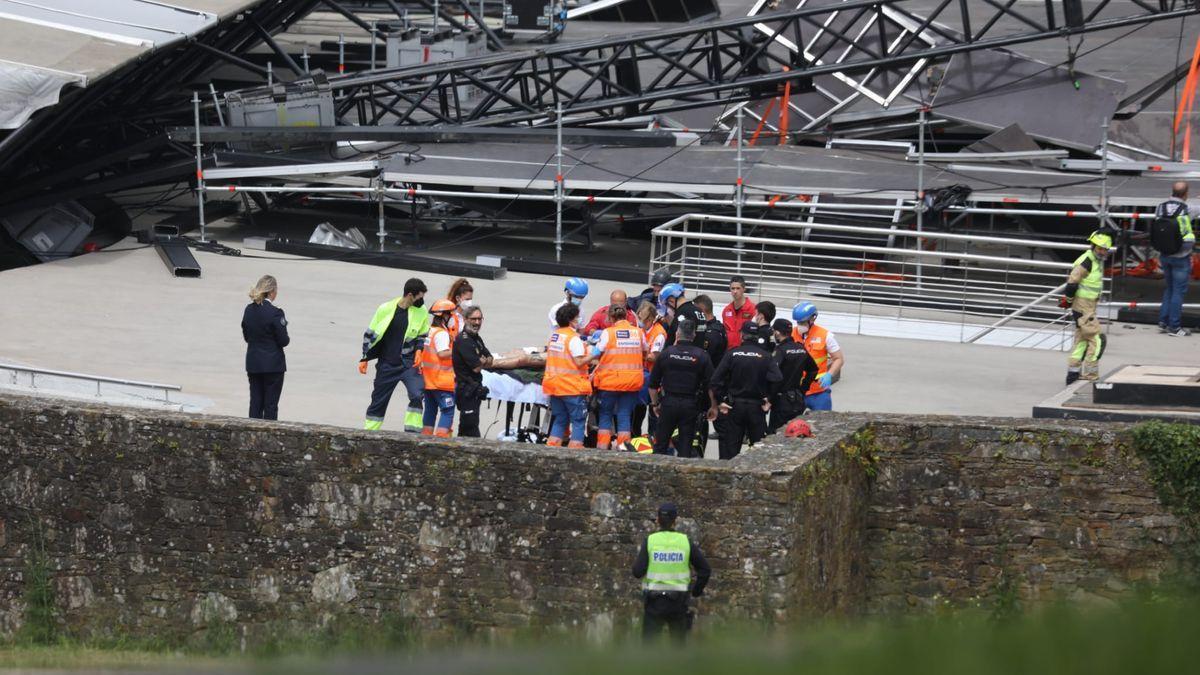 Varios trabajadores atrapados tras derrumbarse un escenario del festival de O Son do Camiño en Santiago.