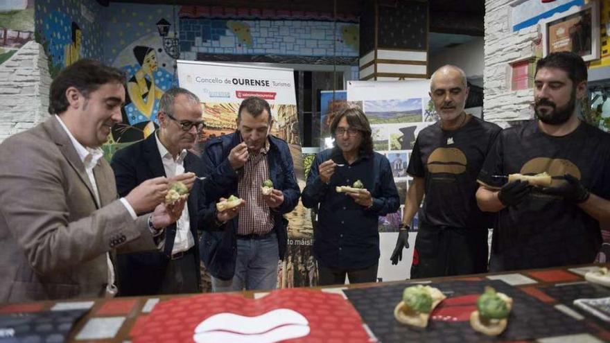 Jorge Pumar, Jesús Vázquez y Felicísimo Pereira, entre otros, en la presentación. // Brais Lorenzo