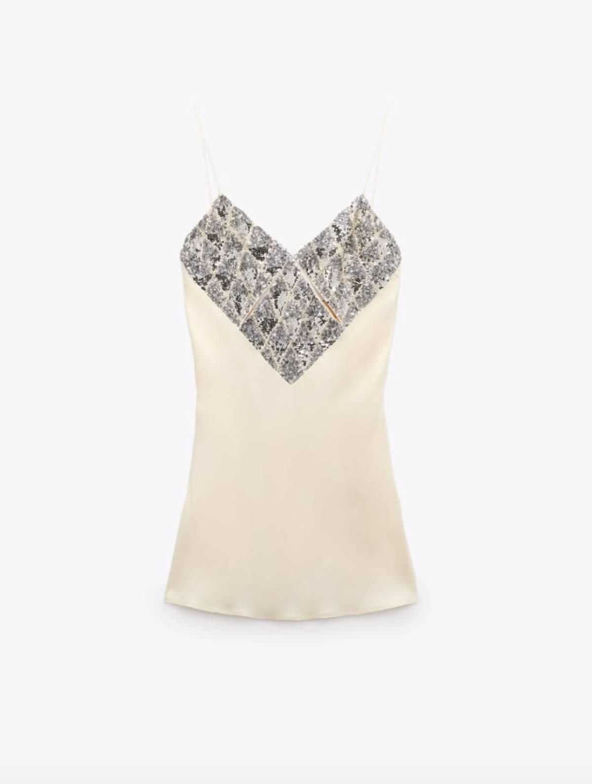 Vestido corto satinado con escote joya de Zara