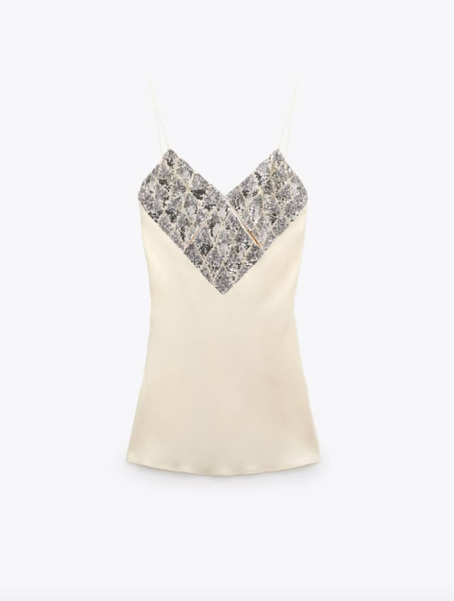 Vestido corto satinado con escote joya de Zara
