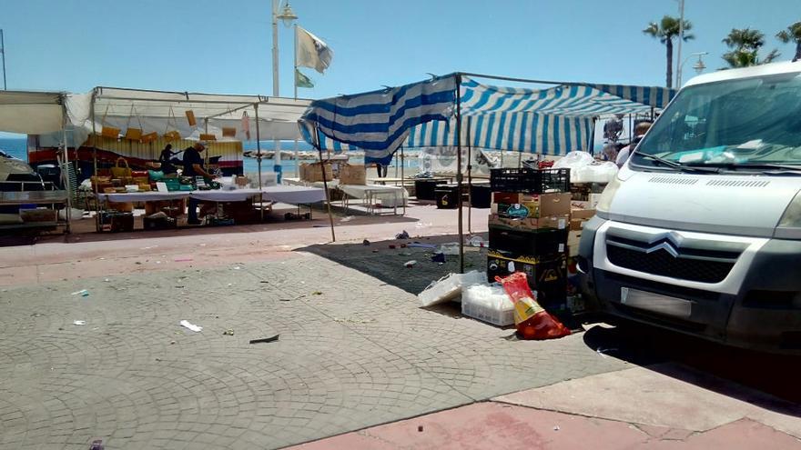 La asociación de vecinos pide en el mercadillo del Palo limpieza y reciclaje previos a la llegada de los servicios municipales de limpieza.