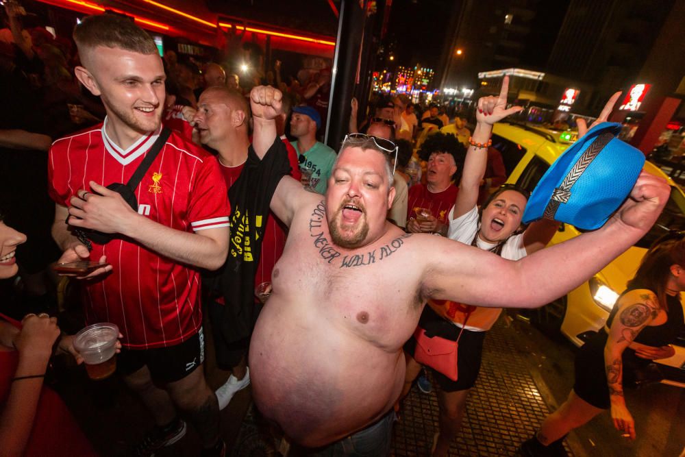 Aficionados del Tottenham y del Liverpool vibran en Benidorm con la final de la Champions