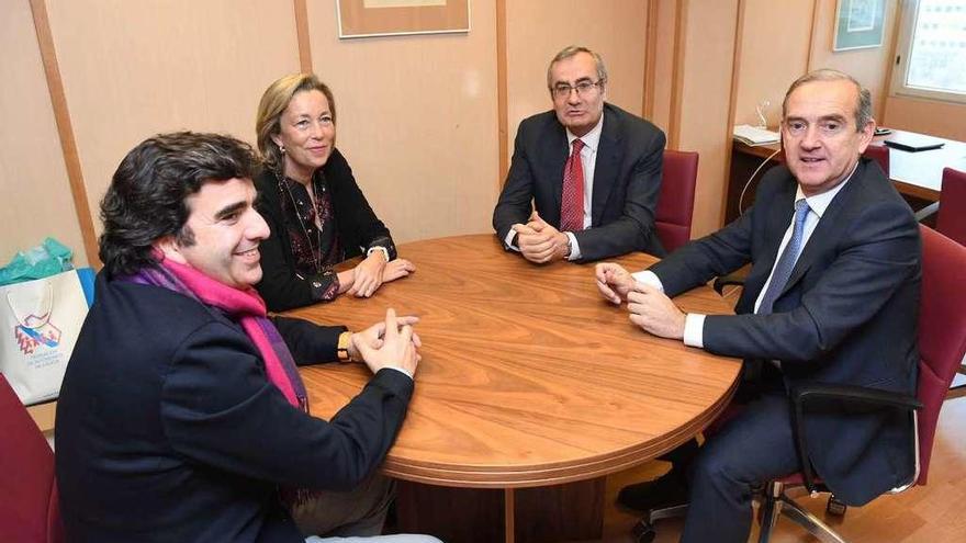 Los populares Martín Fernández Prado y Rosa Gallego, ayer con los dirigentes portuarios Llorca y Losada.