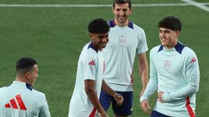 Pau Cubarsí y Lamine Yamal, en el entrenamiento en Las Rozas