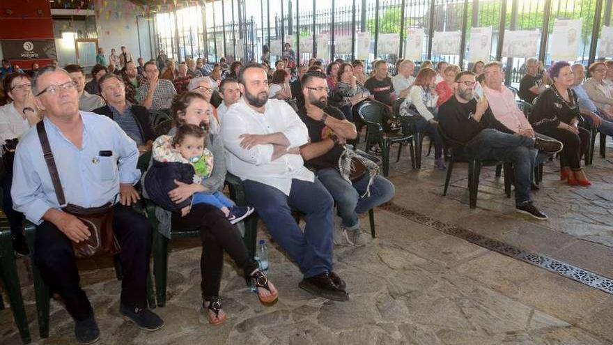 El acto de fin de campaña de Vilagarcía en Común en la Praza da Peixería. // Noé Parga