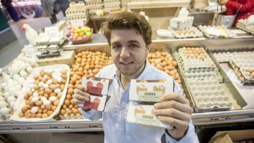 Cayetano Belso, fundador de Koroko, en un puesto del Mercado Central que vende sus huevos con sabores.
