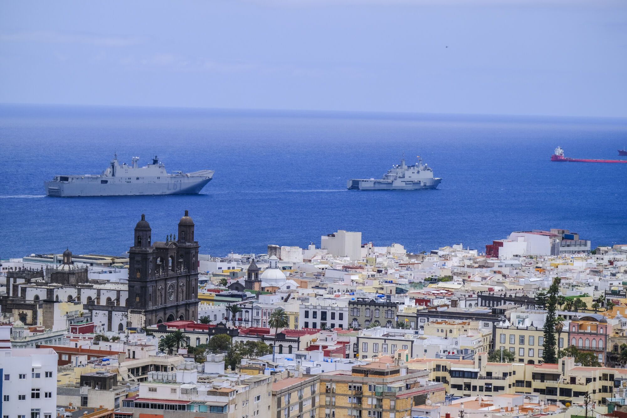 Los actos por el Día de las Fuerzas Armadas en Las Palmas de Gran Canaria, en imágenes