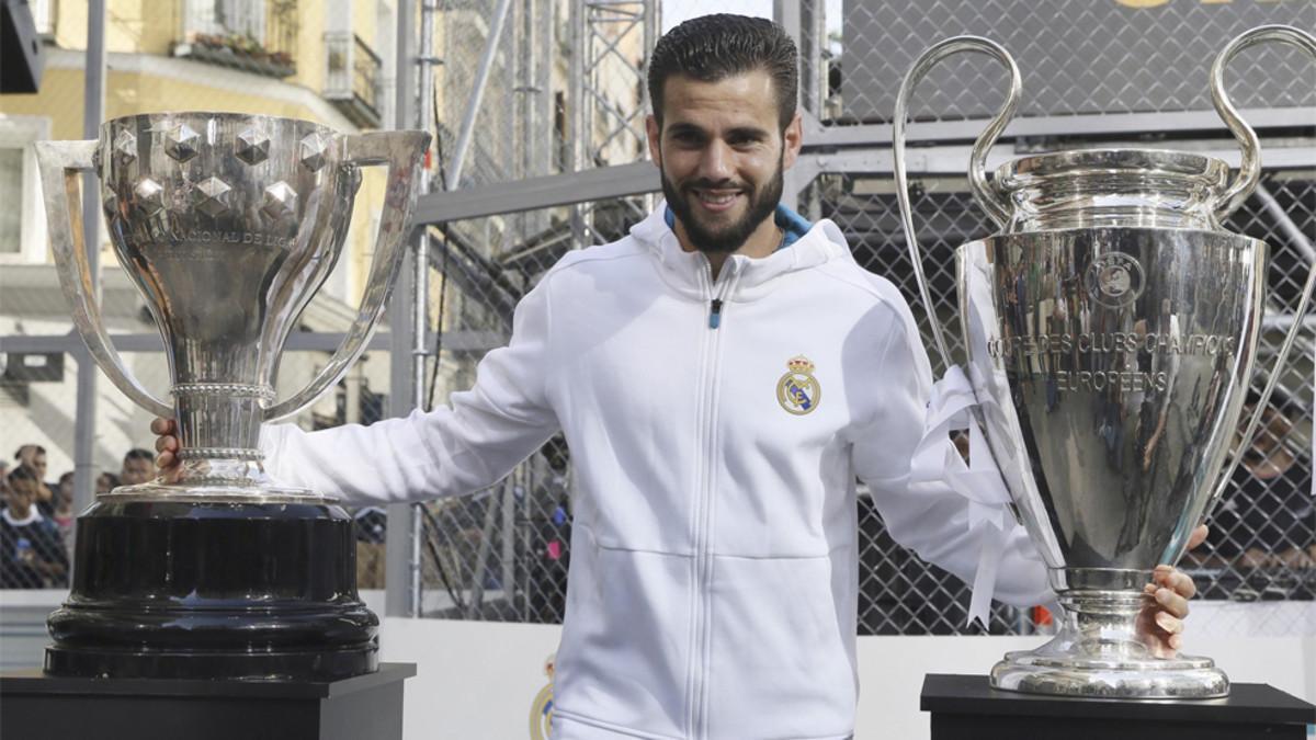 Nacho Fernández entre las copas de la Liga y la Champions durante la presentación de la nueva equipación del Real Madrid para la temporada 2017/18