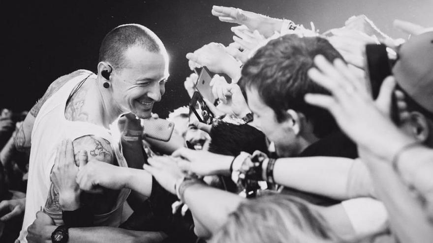 Chester Bennington saluda a los fans en un concierto reciente. L. O.