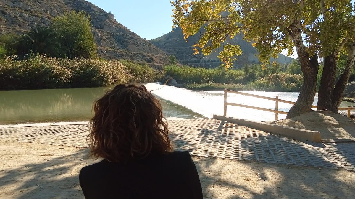 Me paseo, junto a su alcaldesa, Patricia Fernández, por la ‘playa’ de Archena.