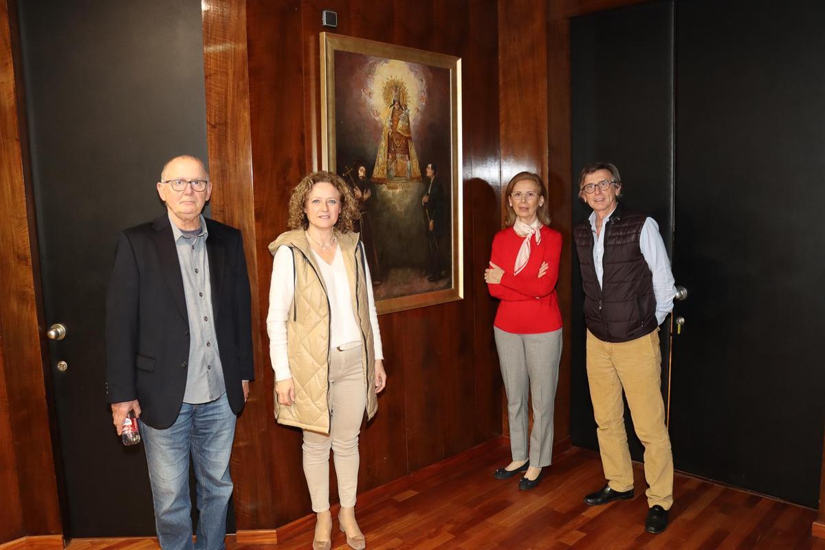 Amparo Folgado con miembros de la familia Torrent Carratalà y la obra cedida