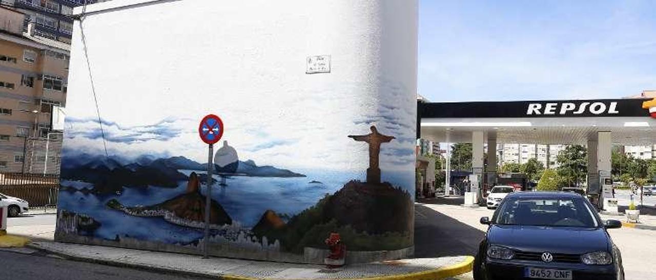 Grafiti de Antony que decora la gasolinera de Coia. // R. Grobas