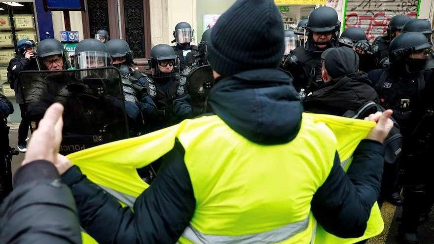 Un miembro de los &quot;chalecos amarillos&quot;, en la manifestación de ayer en París. // Efe