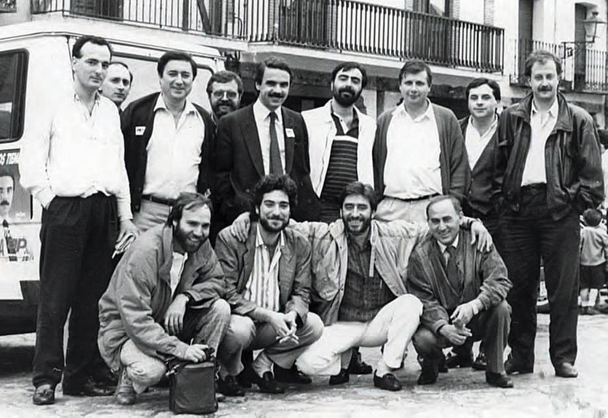 Jose Maria Aznar en el centro, en junio de 1987, junto a los periodistas que le siguieron durante la campaña a las elecciones autonómicas de Castilla y Leon, cuando se presentaba con Alianza Popular.