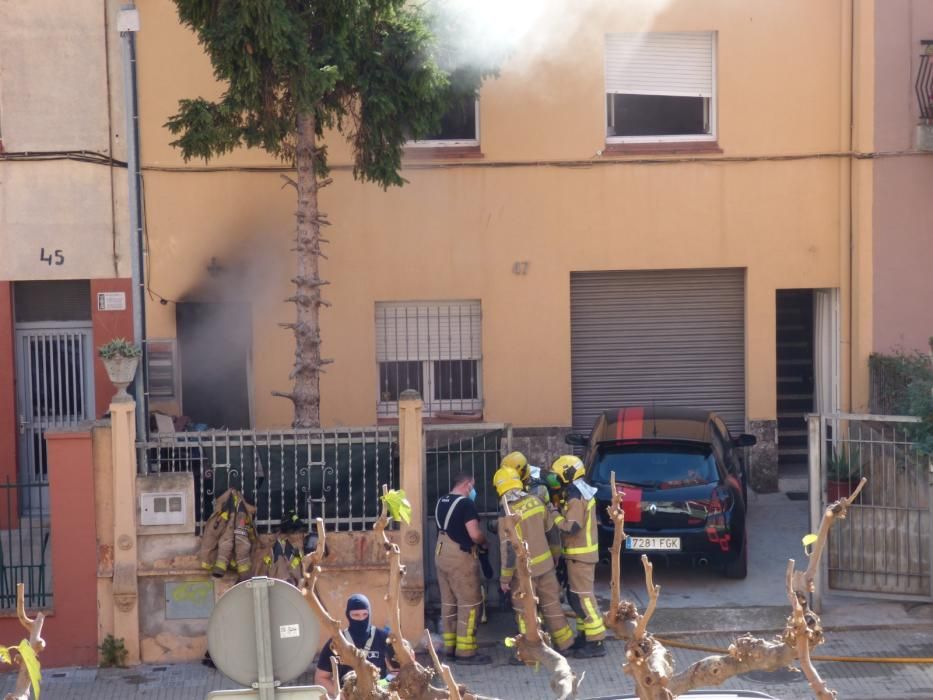 Un incendi en una casa al carrer Avinyonet de Figueres deixa un ferit amb un 20% del cos cremat