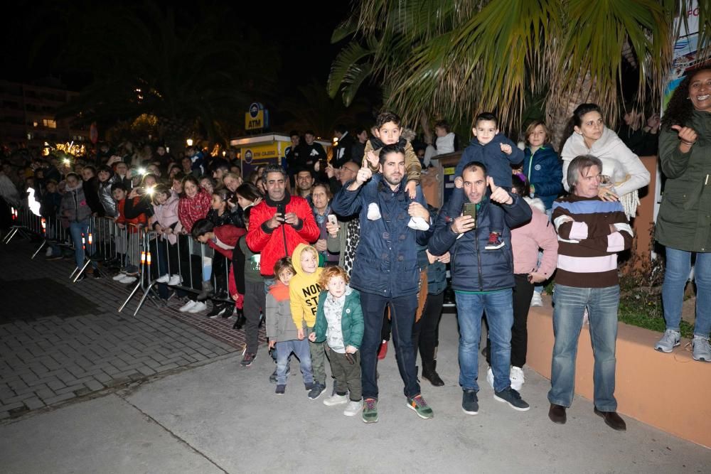 Los Reyes Magos, escoltados por pajes reales y bailarinas, reparten entre el público 800 kilos de caramelos y gominolas