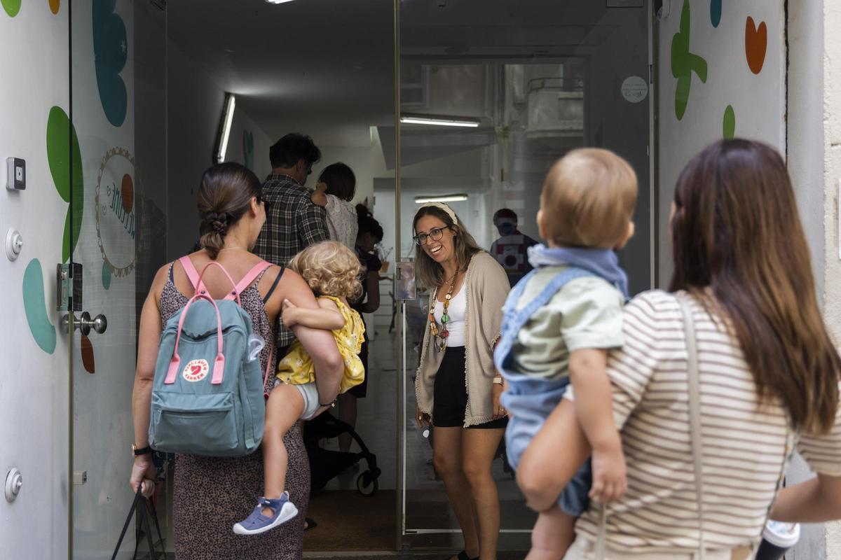 Imagen de archivo de  niños a la entrada de una escoleta en Valencia.