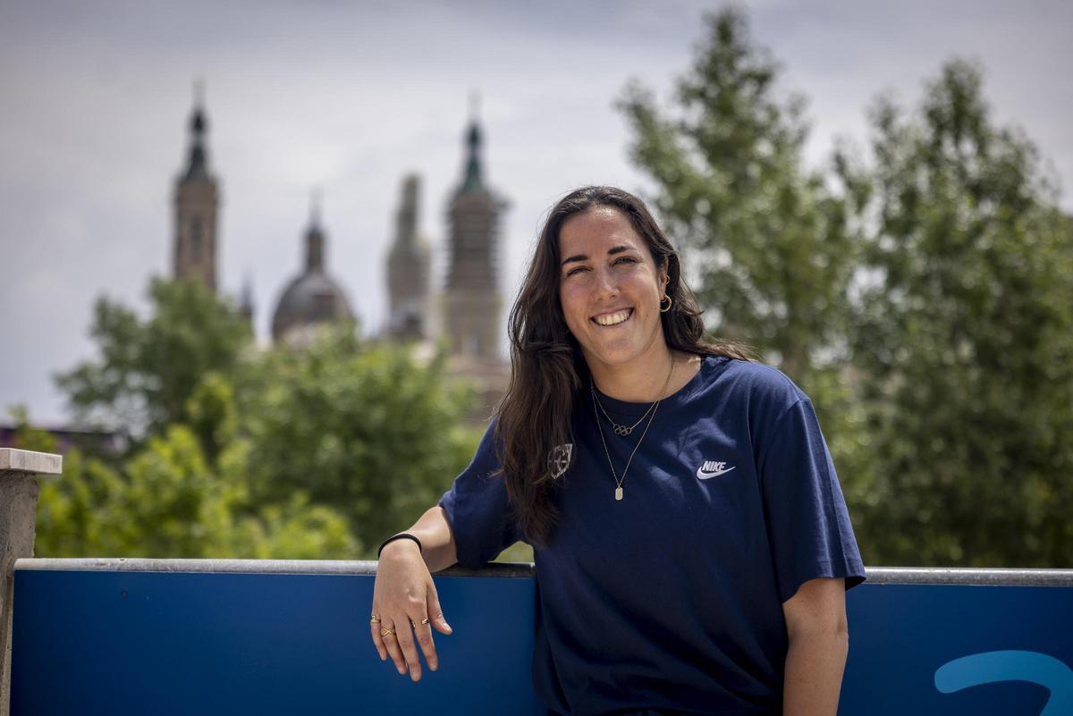 Vega Gimeno, con el Pilar al fondo, en una de sus últimas visitas públicas a Zaragoza