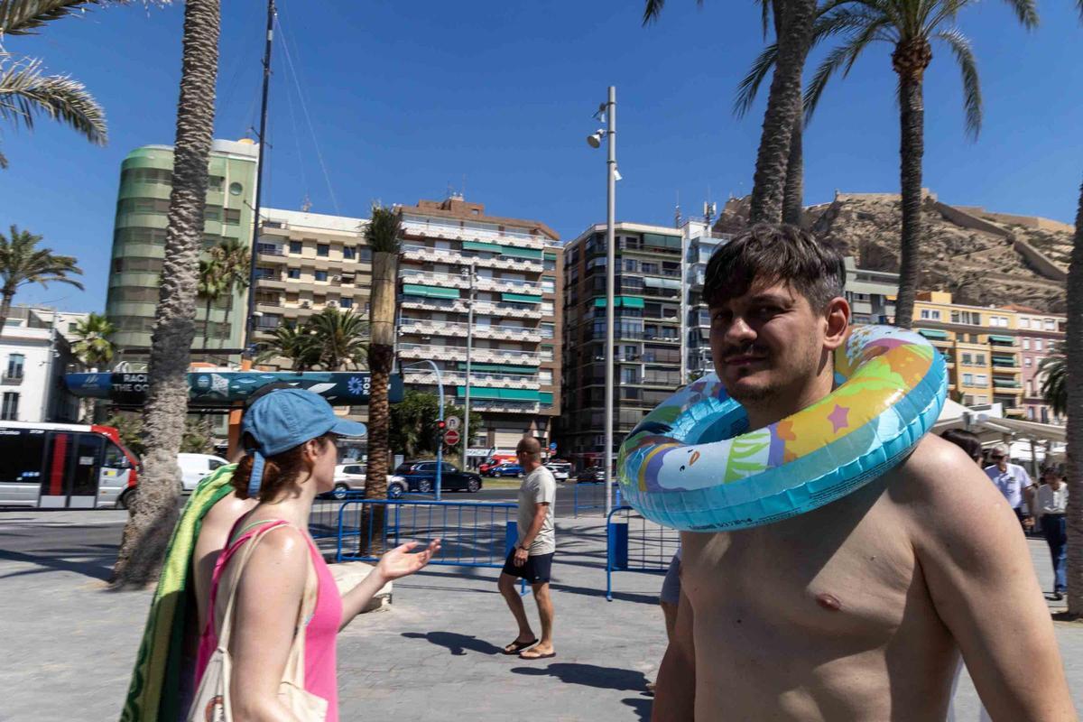 Así se refugia Alicante del calor tras superar los 40 grados en plena ola extrema Así se refugia Alicante del calor tras superar los 40 grados en plena ola extrema