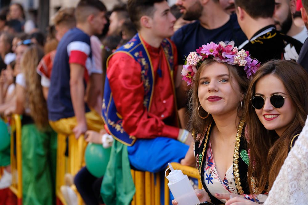 Millones de papelitos sobrevolaron a los miles de eldenses que se apiñaron cerca del castillo de Embajadas para escuchar y cantar el pasodoble Idella, que marca el comienzo de las fiestas