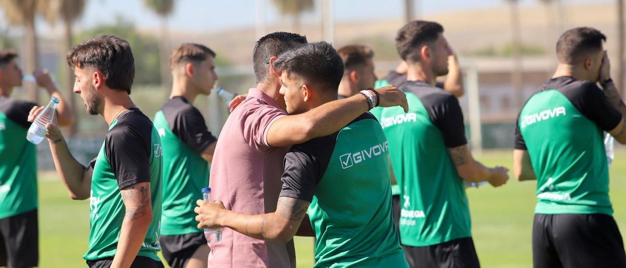 Juanito y Kuki Zalazar se saludan durante la sesión de trabajo del equipo de este miércoles.