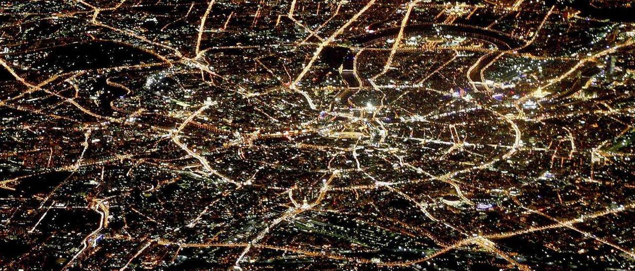 Una vista general de la noche Moscú se ve desde la ventana de un avión de pasajeros.