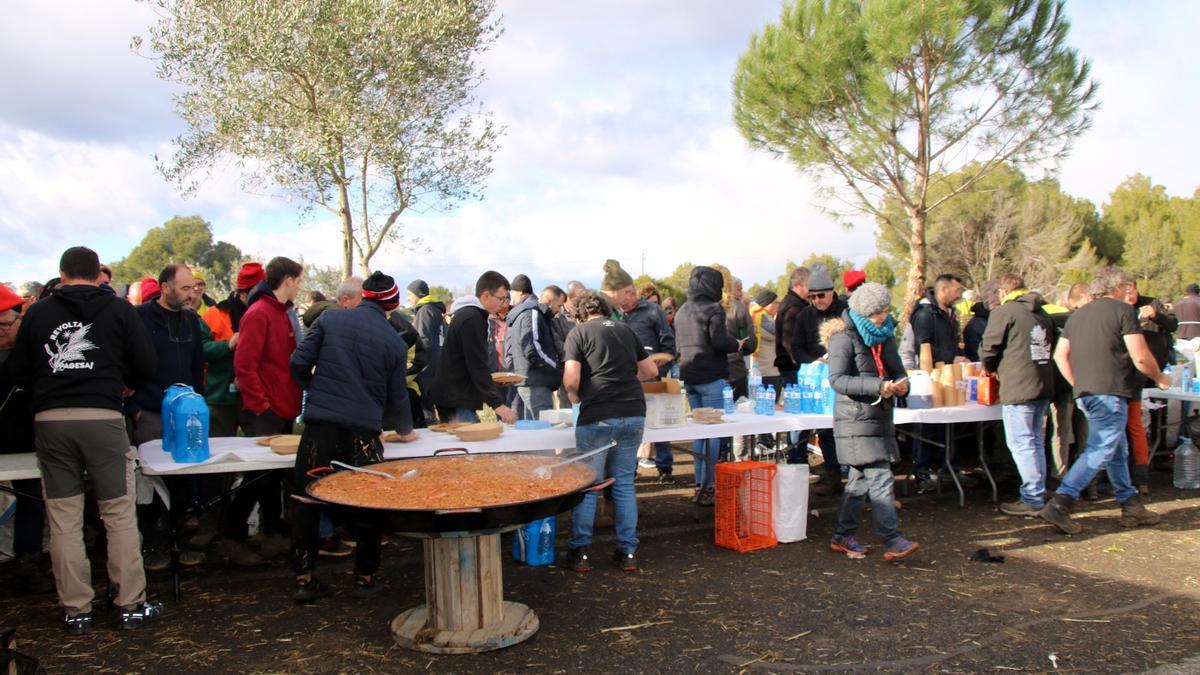 Una cua de persones esperant la fideuà, al tall de l'AP-7 a Pontó