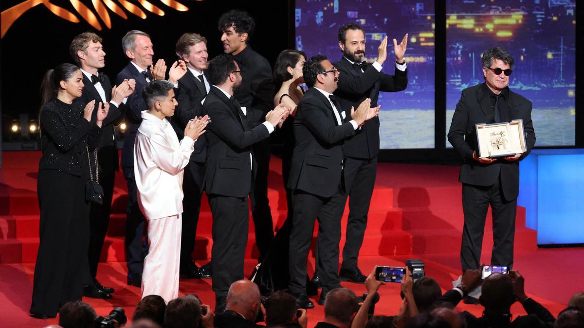 El director, guionista y productor iraní Jafar Panahi celebra tras ganar la Palma de Oro por la película Un simple accidente.