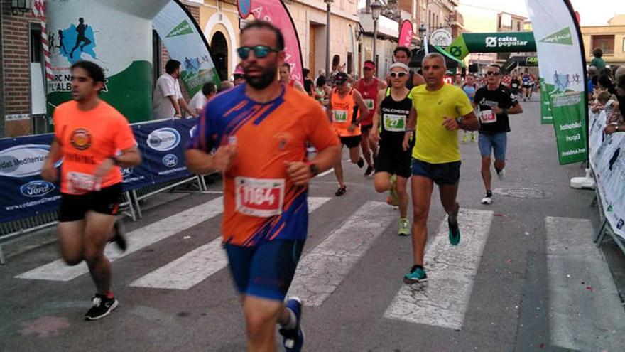 Corredores en la Volta a Peu Illa de El Palmar