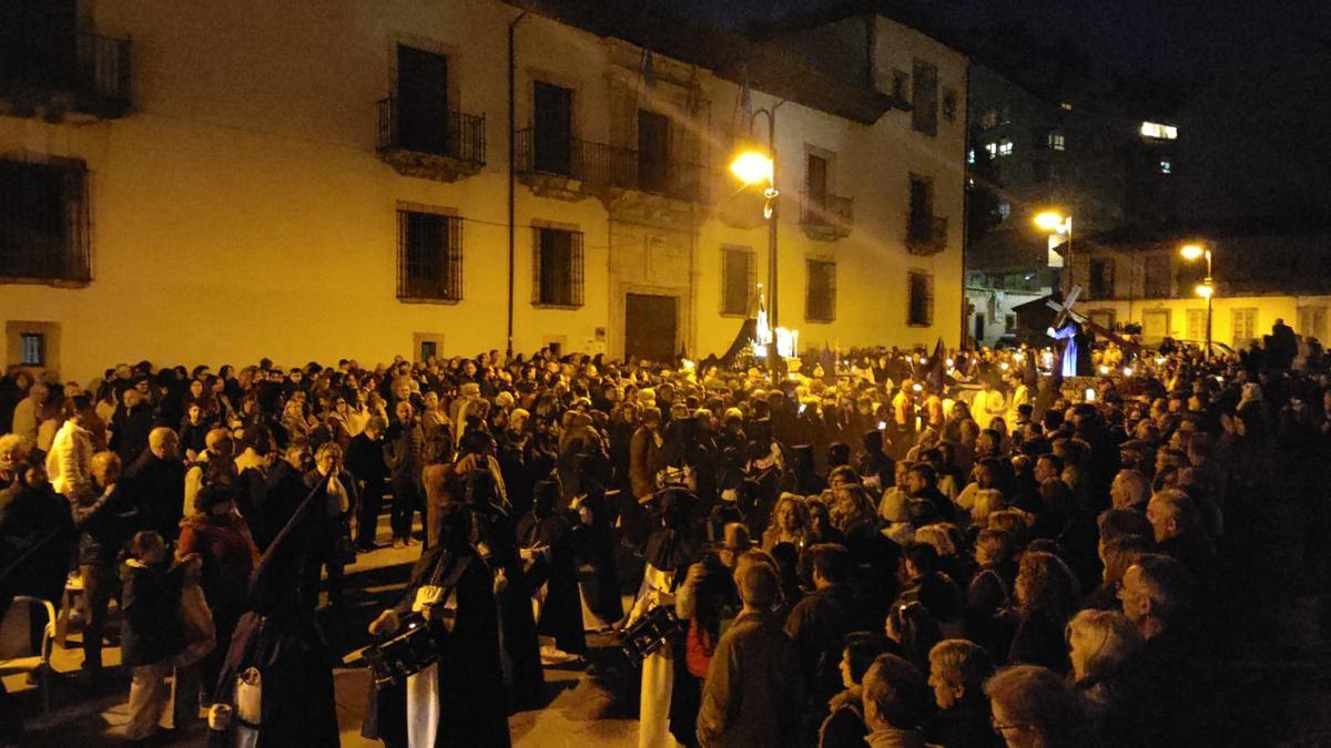 Plaza llena durante el momento de la procesión en el que se produce el reencuentro de la Virgen y Jesús Nazareno.