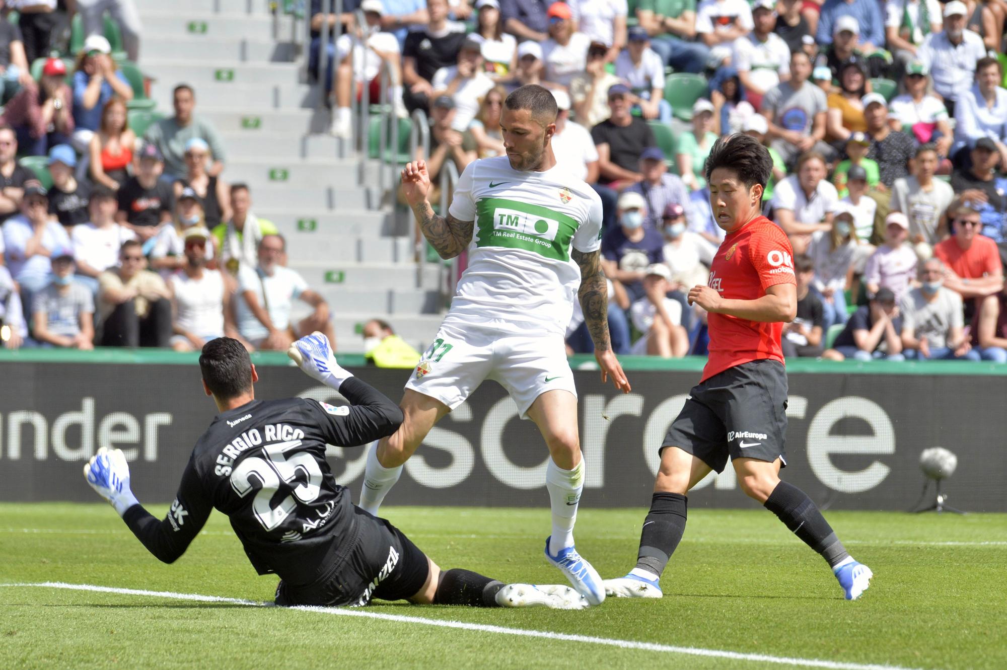 El Elche abraza la permanencia (3-0)