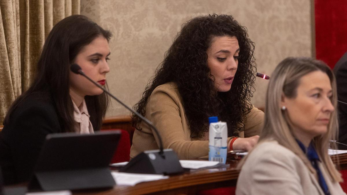 Nayma Beldjilali (izquierda) y Cristina Cutanda (derecha), durante un Pleno de Alicante.