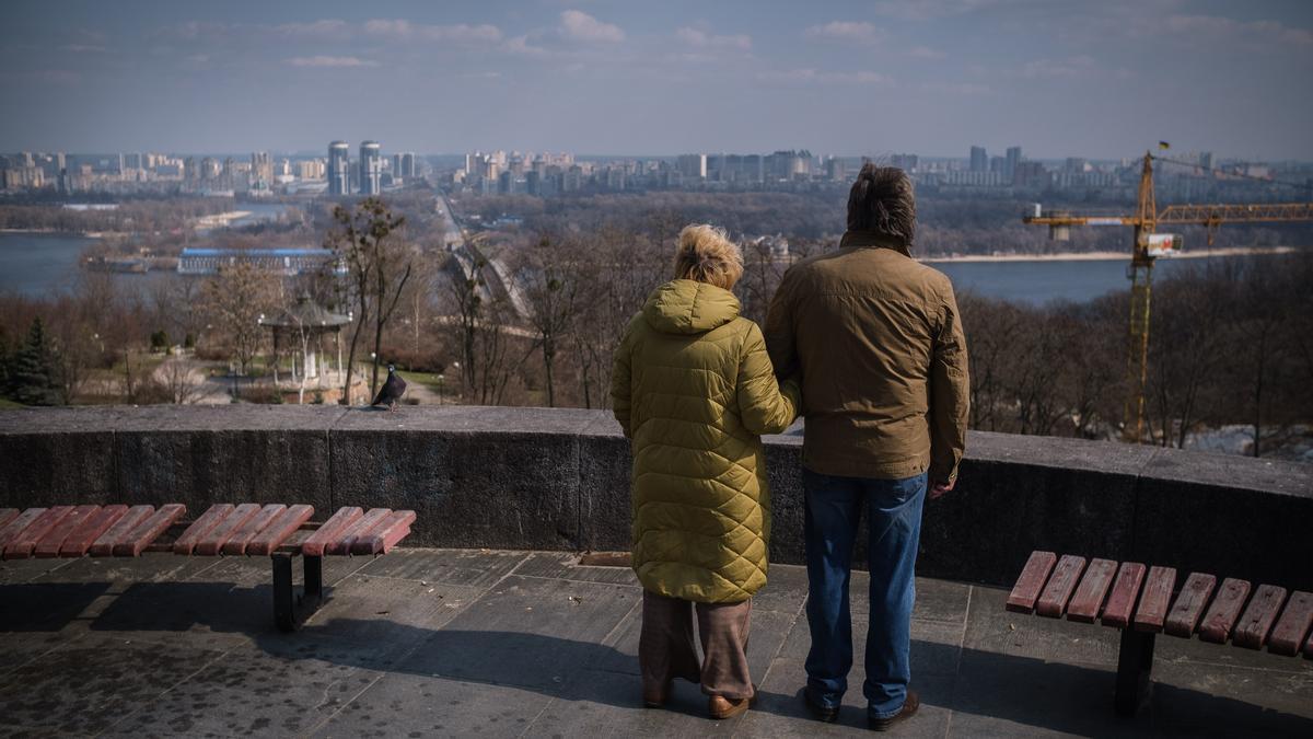 Una pareja observa el desastre en Kiev desde un mirador.