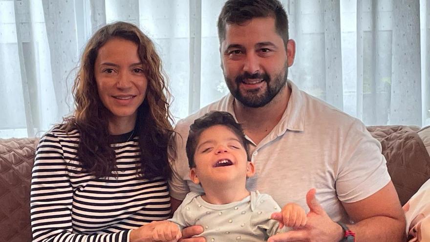 Rafael y Katherine, padres de un niño con una dolencia ultrarrara: “Mateo nos ha enseñado a vivir el presente”