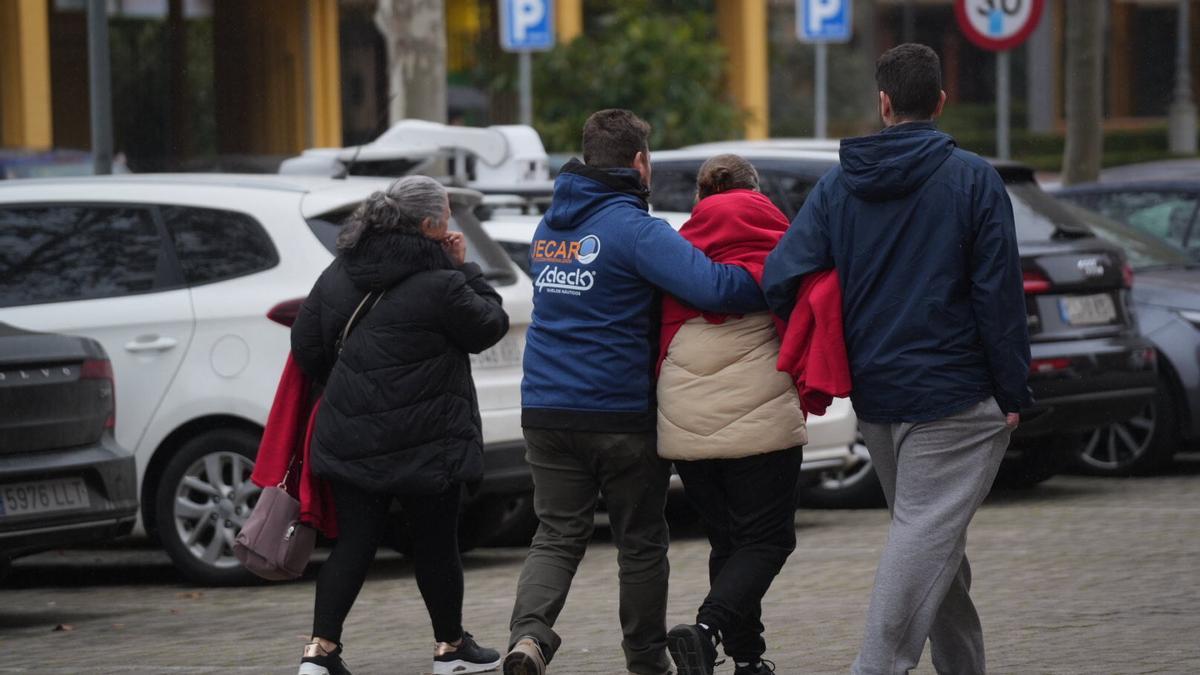Familiares de las víctimas del accidente de tren en Adamuz se informan en el Centro Cívico de Poniente