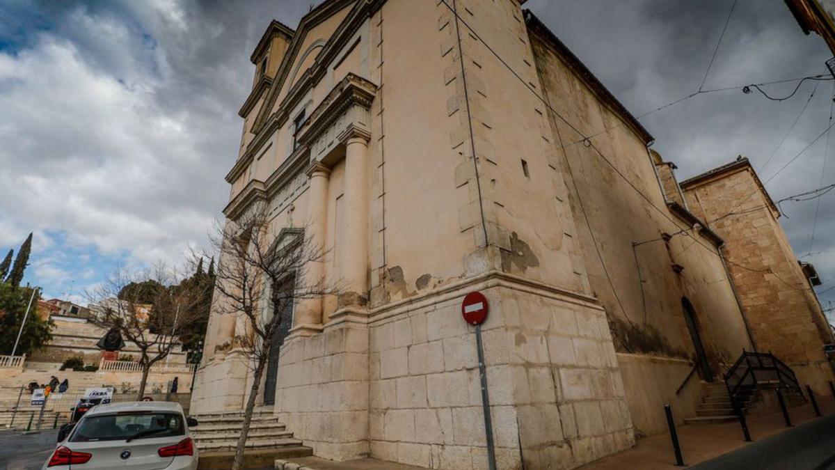 La cara sur de la fachada es la más afectada, ya que recibe toda el agua de lluvia procedente del cerro de Santa Lucía.  | JUANI RUZ