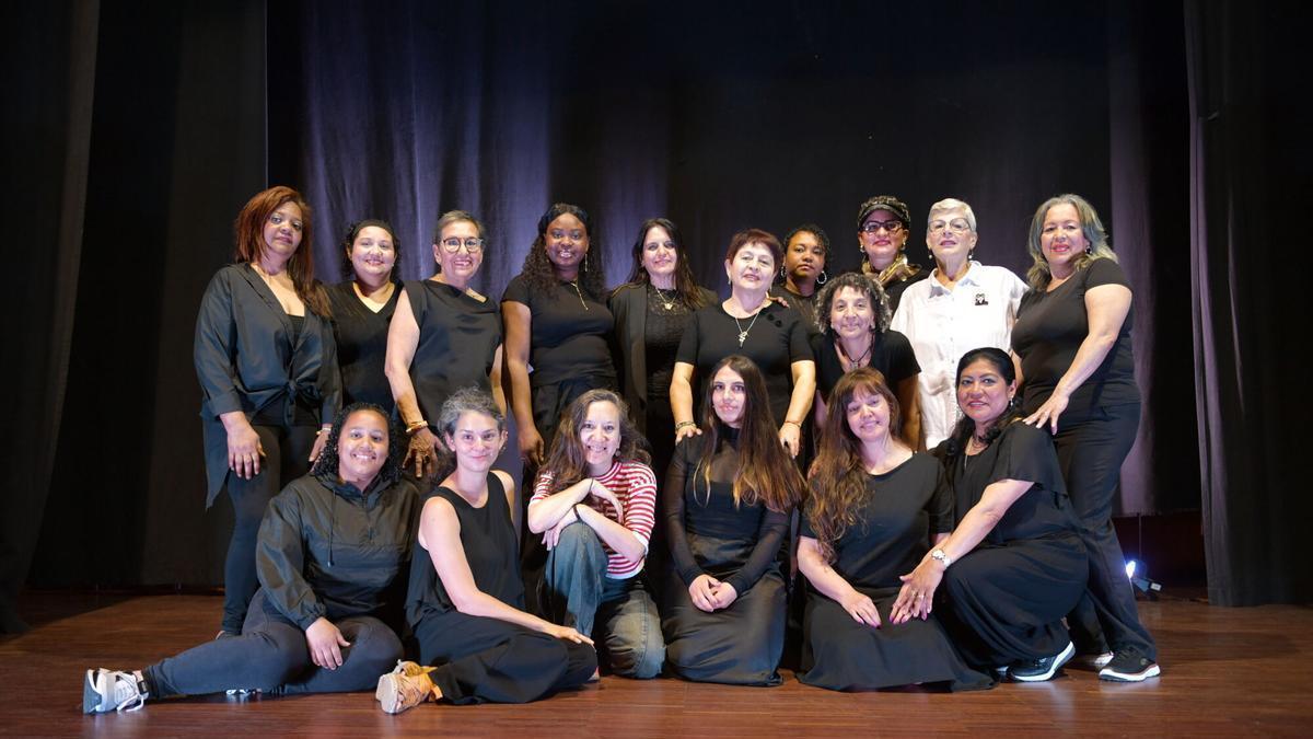 El grupo de teatro de mujeres migrantes de la ONG Ecos do Sur, en el centro cívico de Os Mallos, en A Coruña.
